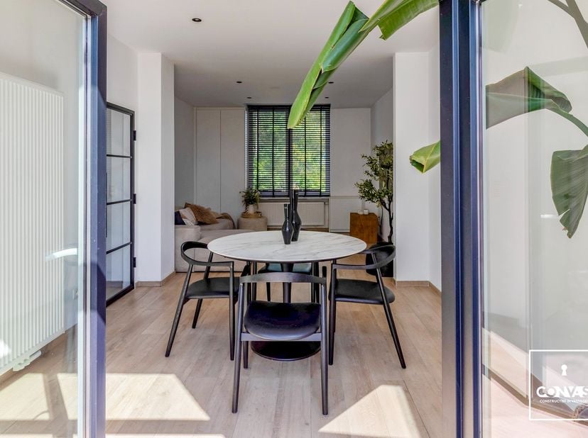Deze recent gerenoveerde woning (2021) met tuin is gelegen tussen het centrum van Aalbeke en het Preshoekbos. Een ideale combinatie van rust en groen,