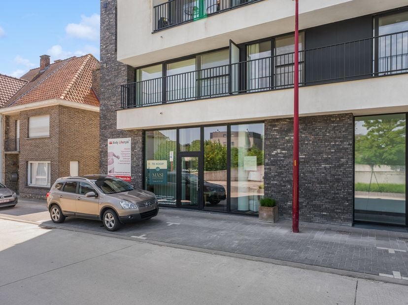 In de recente residentie Parkside, centraal gelegen in het hart van Aalter, bevindt zich dit uitstekend onderhouden handelspand van maar liefst 220 m²