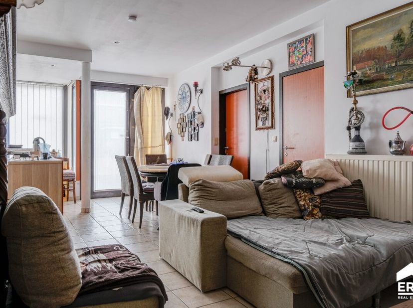 À vendre : appartement fermé bien entretenu à Hasselt, idéalement situé près de la gare et des principales voies d'accès. Cet appartement (construit e