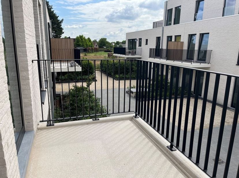 Recent appartement met twee slaapkamers en ruim terras<br />
Ligging: Dit appartement is gunstig gelegen en vlot bereikbaar met goede ontsluiting naar
