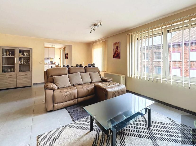 Idéalement situé en centre-ville de Binche, à deux pas du célèbre parc Derbaix et de toutes les commodités, cet agréable appartement vous séduira par