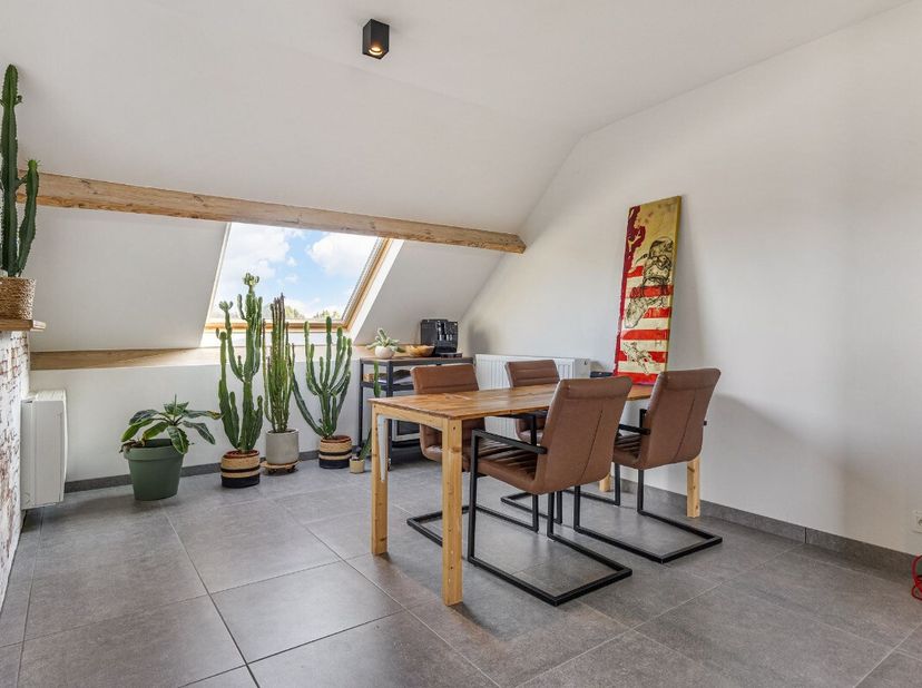 Dit modern en smaakvol ingericht duplexappartement van 122 m² (volgens EPC) combineert ruimte, comfort en een uitstekende ligging.Voor meer info ga na
