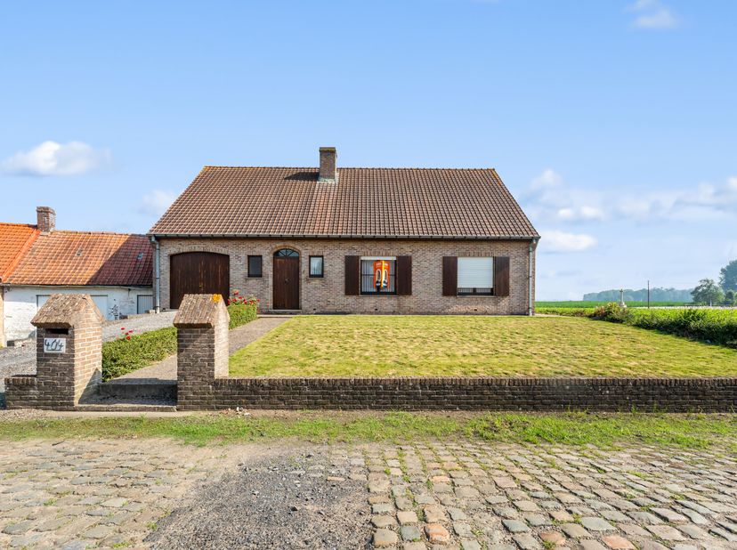 Alleenstaande en ruime woning te huur in Vlamertinge!<br />
De woning voorziet een ruime private oprit alsook een voortuin. We gaan binnen via de inko