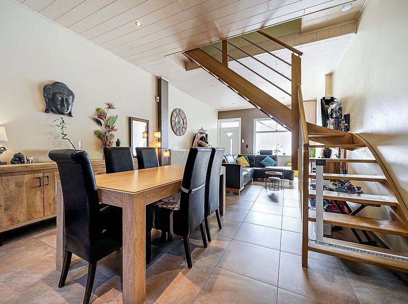 Easyhome Immobilier vous invite à découvrir cette agréable maison idéalement située à Marcinelle, dans un quartier calme tout en restant proche de tou