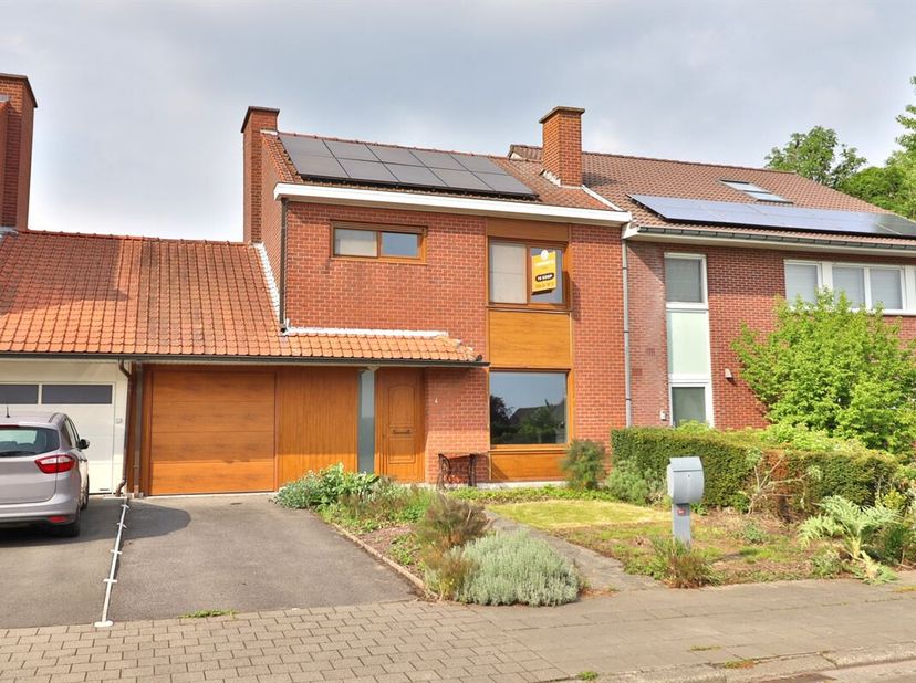*** QUICK SALE MET BIEDPRIJS VANAF 249.000 EUR *** <br />
In een verkeersarme straat vinden we deze ruime gezinswoning bestaande uit de inkomhal met g