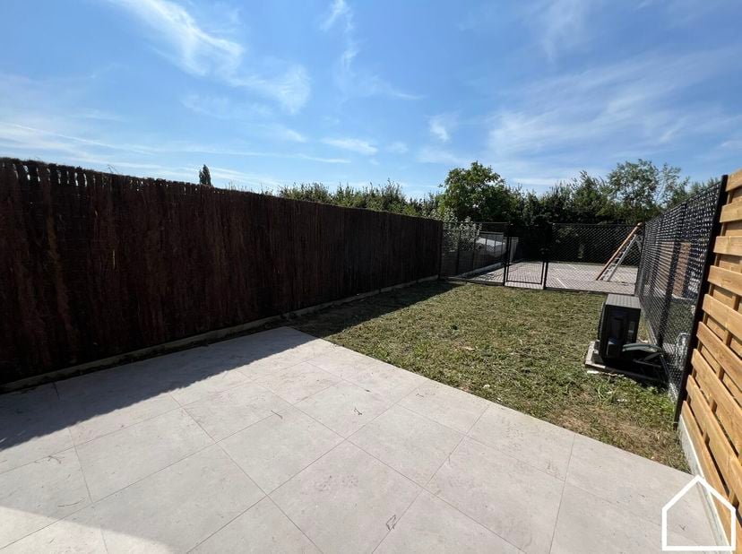Aan de rand van het centrum van Ieper bevindt zich dit stijlvolle nieuwbouwappartement met twee slaapkamers. Dankzij de vlotte bereikbaarheid, de nabi