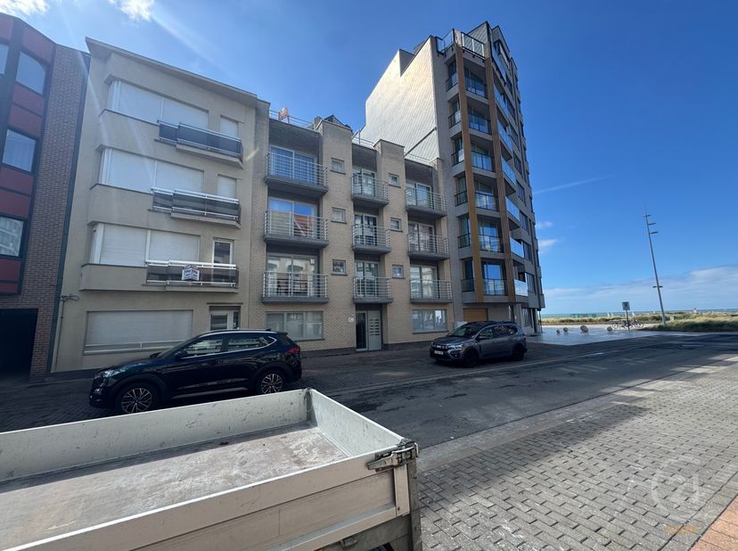 Charmant appartement penthouse situé au dernier étage, idéalement situé à Westende-Bad. En entrant, vous découvrez un lumineux séjour avec cuisine ouv