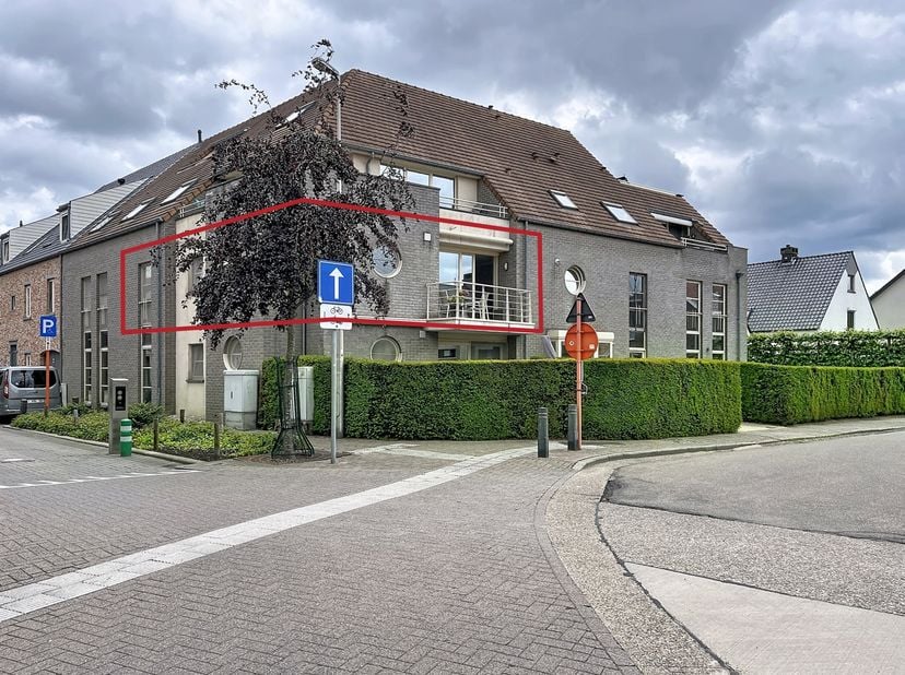 In het bruisende centrum van Bree bevindt zich dit appartement met 2 slaapkamers. Het appartement is gelegen op de 1e verdieping en is toegankelijk vi