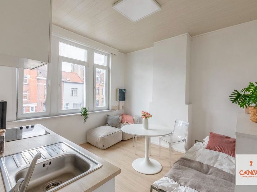 Deze te renoveren studio is gelegen aan de binnenring van Gent, waardoor u een vlotte verbinding heeft naar Gent Centrum, de R4 en N9. Daarnaast zijn