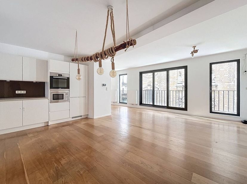 Charmant 2-slaapkamerappartement in het hart van Brussel, omgeven door sfeervolle cafés en uitstekende restaurants. Gelegen op een toplocatie, vlakbij