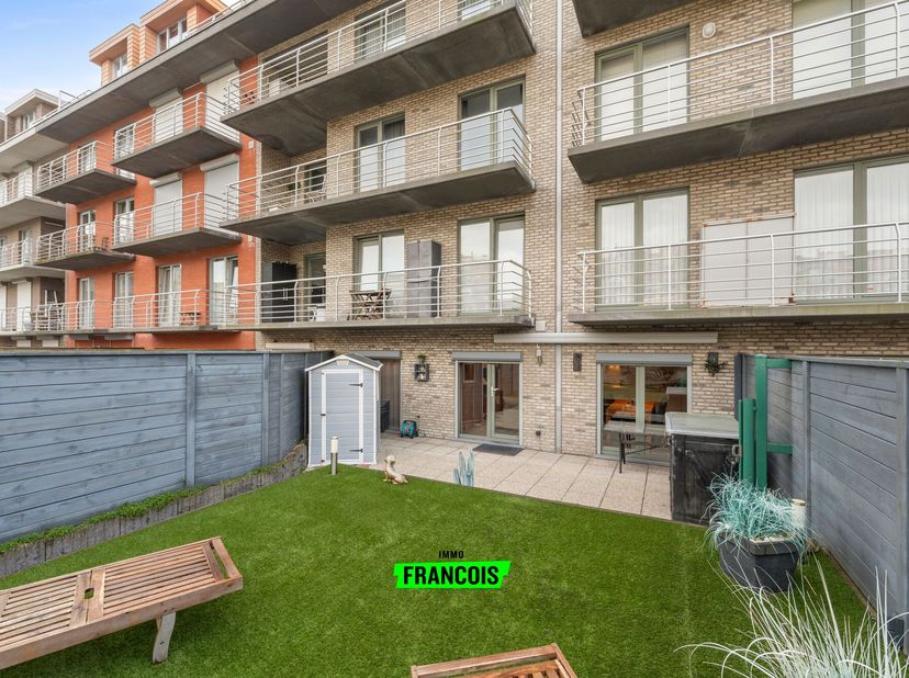 Dans une résidence récente et bien entretenue à Blankenberge se trouve cet agréable appartement de plain-pied doté dun très vaste jardin/terrasse urba