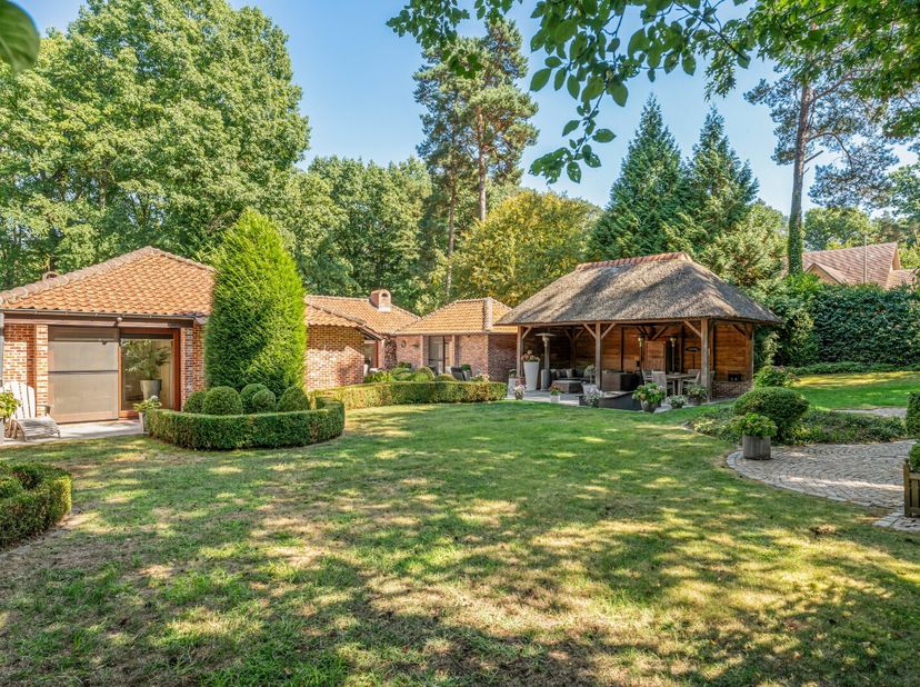 Deze charmante villa straalt karakter en mediterrane charme uit. De woning biedt een praktische en ruime indeling met het comfort van gelijkvloers won