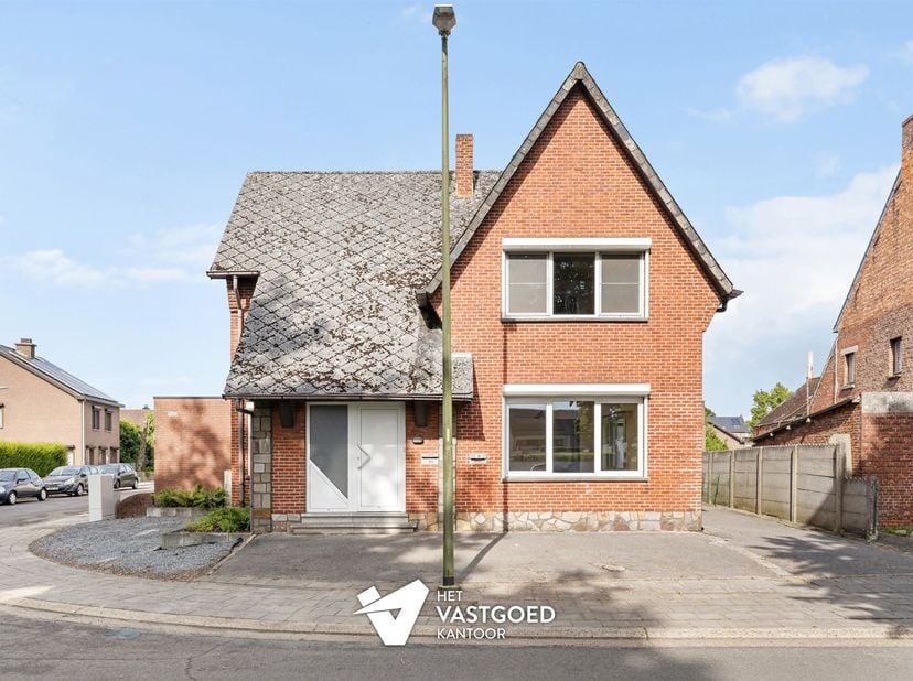 Op te frissen opbrengsteigendom met 2 verschillende huisnummers (31 &amp; 31 A) en ruime bijhorende vergunde garage te Hechtel.<br />
<br />
Belangrijks