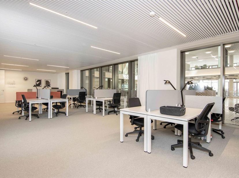 De werkplek Justitiepaleis is gelegen in het zuidelijke gedeelte van Brussel en biedt creatieve werkruimte in een belangrijk commercieel gebied van de