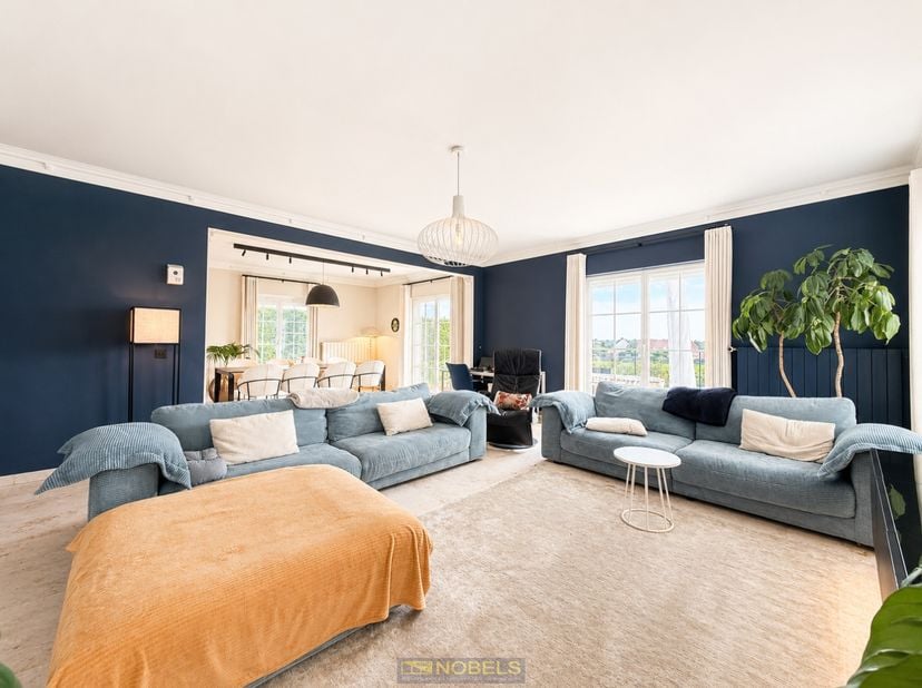 Ruime villa met VOLLEDIGE ONDERKELDERING (90M²) en een ZONOVERGOTEN TUIN op een rustige ligging. Voorzien van een gunstig EPC, met aanwezigheid van IS