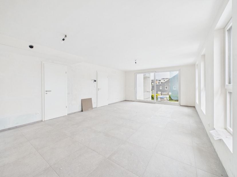 ERA B-LUX stelt u met plezier dit prachtige appartement van 79 m² met één slaapkamer voor, ideaal gelegen in het hart van Bastenaken. Het appartement