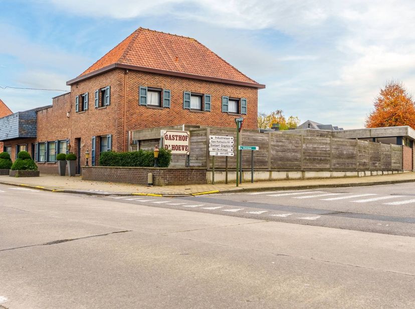 Deze unieke eigendom is gelegen in de Kleppestraat in Dadizele, op een perceel van ca. 2347 m² en bestaat uit een volledig uitgeruste feestzaal met bi