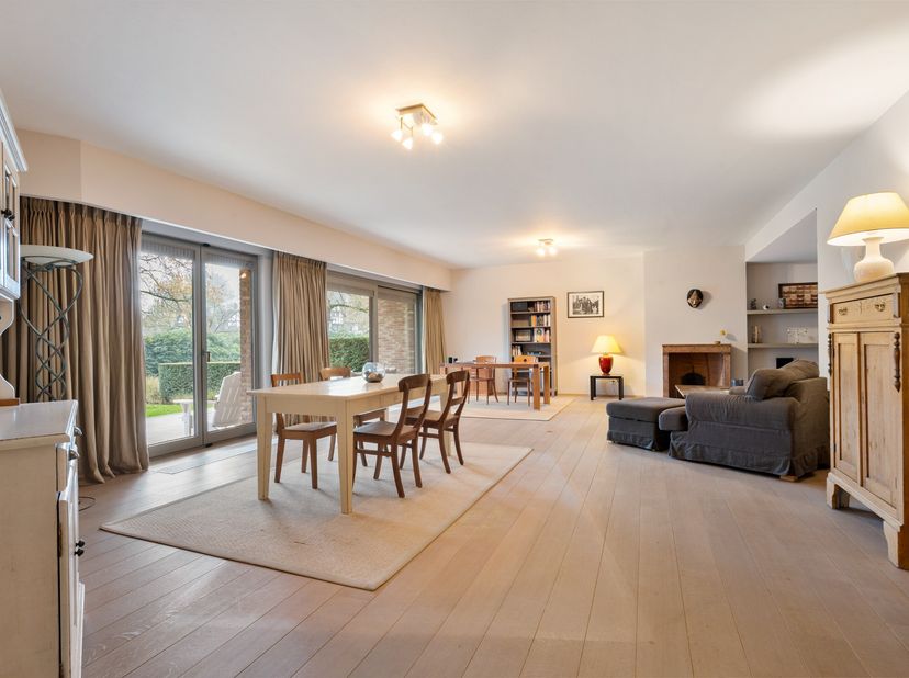 Appartement de plain-pied luxueux (environ 220 m²) avec grande terrasse, jardin et 3 chambres<br />
Cet appartement de plain-pied exceptionnellement s
