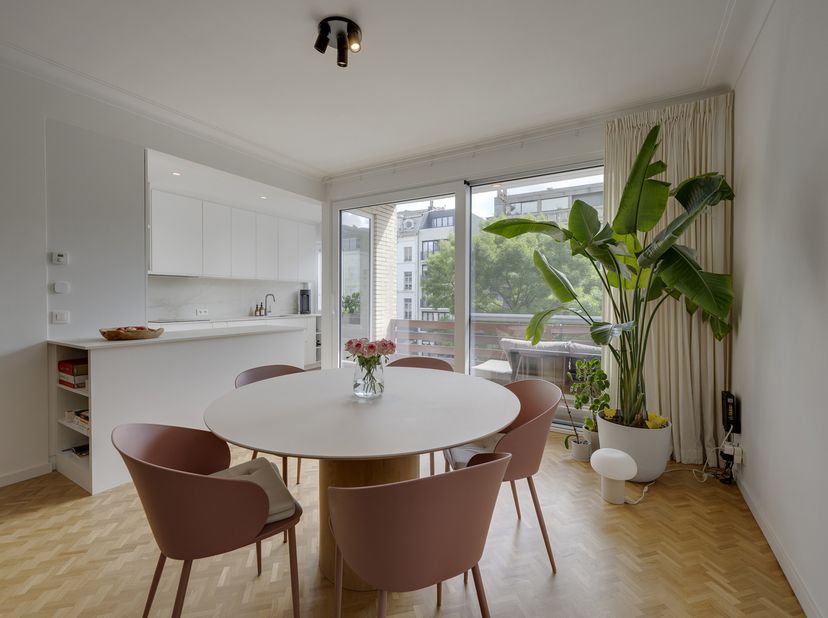 Op een absolute toplocatie in de Nassaustraat, te midden van de bruisende sfeer van het Eilandje, bevindt zich dit prachtig appartement op de tweede v