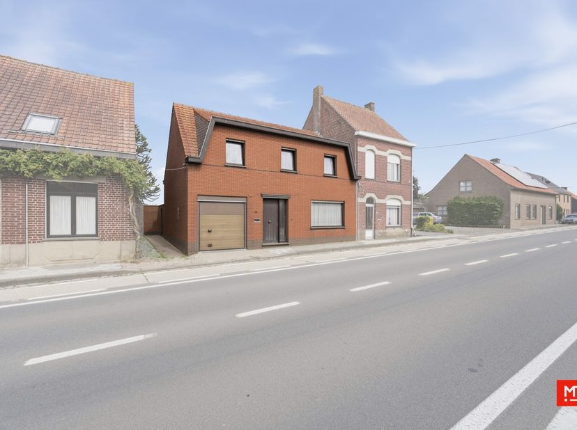 Tussen Zonnebeke en Beselare bevindt zich deze te renoveren woning. Gelegen op een perceel van 530 m² en voorzien van een zonnige tuin, biedt deze eig