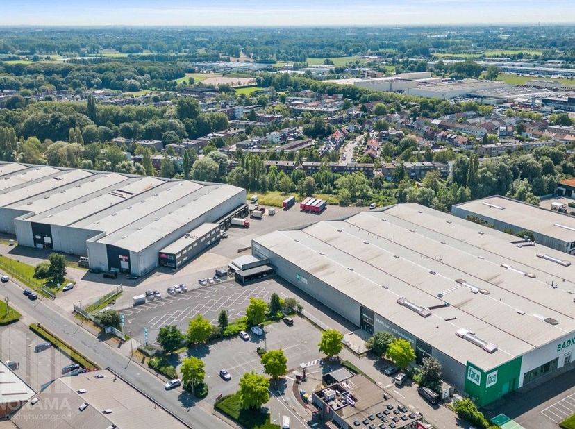 Logistiek magazijn met een oppervlakte van 3.128&amp;nbsp; m² in Wilrijk. Uitstekend gelegen&amp;nbsp;langs de snelweg A12.<br />
<br />
De ruimte beschikt ov