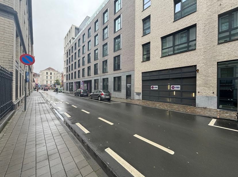 Elsene | Nabij het Stéphanieplein – Louizalaan<br />
Parkeerplaats gelegen op niveau -1 van een residentieel gebouw. Deze plaats beschikt over een bev