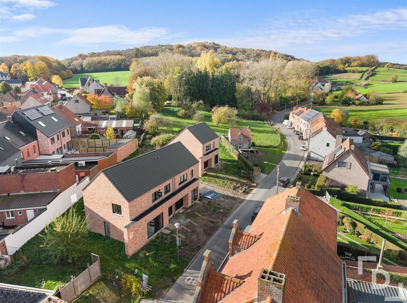 In het charmante dorpscentrum van Kemmel, het kloppend hart van Heuvelland, realiseren we een uniek woonproject bestaande uit drie stijlvolle nieuwbou