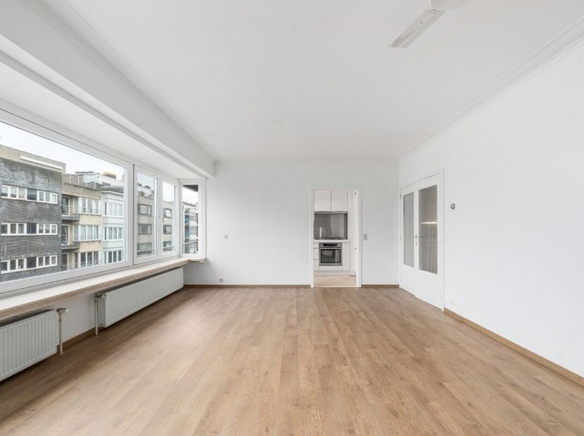 Dit ruime, gesloten appartement is gelegen aan de Alfons Pieterslaan in Oostende, op wandelafstand van het centrum en in de nabijheid van park, zieken