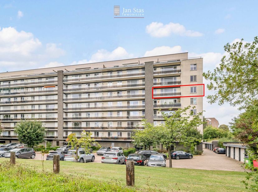 Dit leuke appartement is gelegen op de hoek van het gebouw en omwille van de ramen in de zijgevel en de zuidoost oriëntatie is het bijzonder lichtrijk