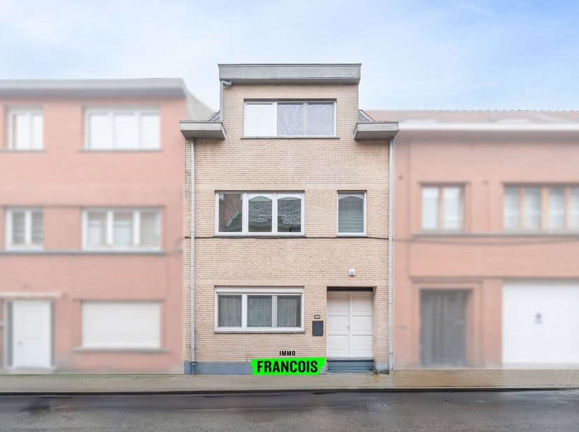 In het centrum van Haren bevindt zich deze recente gezinswoning van bouwjaar 2017 waar ruimte en comfort harmonieus samenkomen. Deze eigendom strekt z