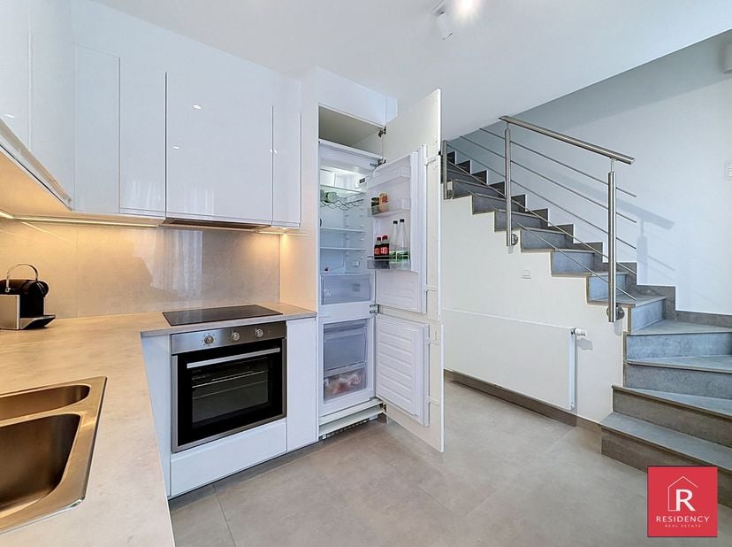 À louer – Superbe duplex climatisé, meublé et équipé au cœur de Bruxelles<br />
<br />
Situé à quelques mètres de la Grand-Place, au 34 rue des Chapel