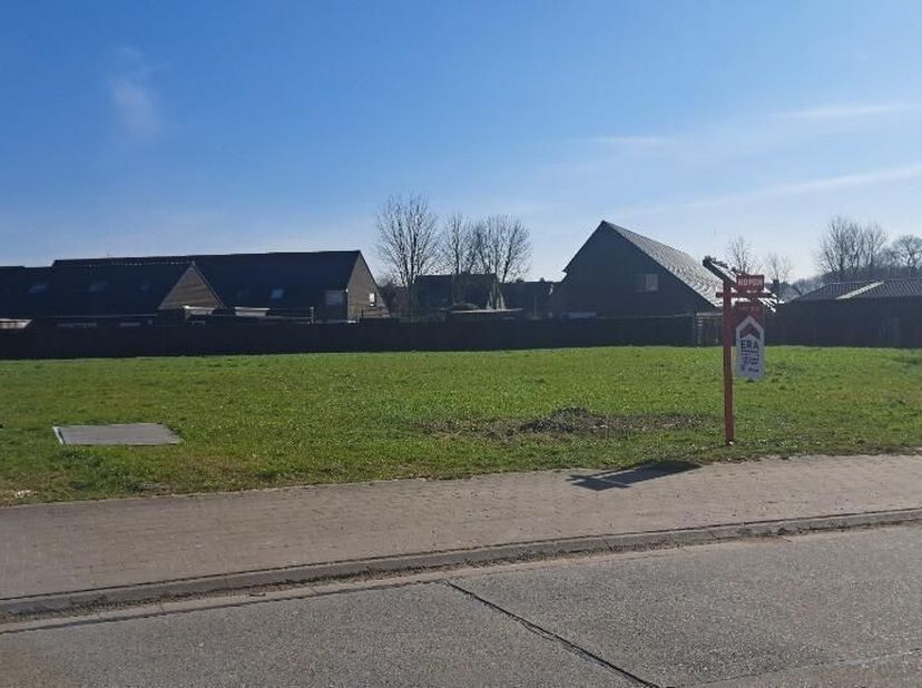 Perceel bouwgrond in centrum Wingene op 748 m² voor een alleenstaande woning.Goed gelegen perceel bouwgrond op wandelafstand van alle faciliteiten, wa