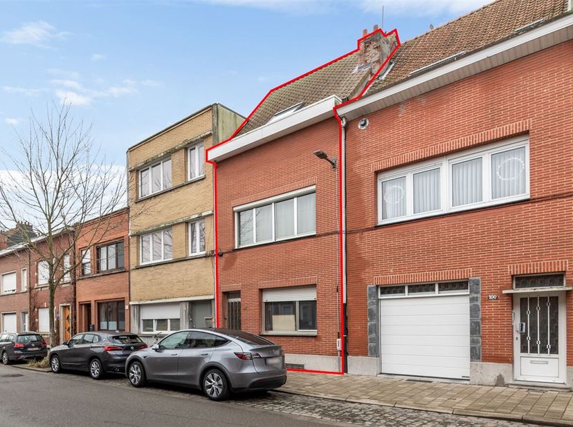 Locatie: Dit studentencomplex met 5 kamers staat te koop in de Vaderlandstraat te Wilrijk. De campus Drie Eiken van de Universiteit Antwerpen bevindt