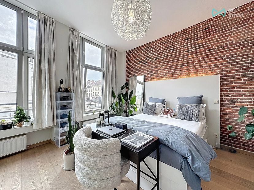 Tél : 0456 87 27 16 / E-mail : juliana.t@weinvest.be<br />
We Invest a le plaisir de vous proposer en exclusivité ce sublime appartement trois chambre