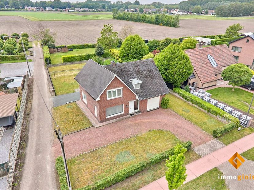Deze verrassend ruime woning met 3 slaapkamers is gelegen op een mooi perceel van 10a17ca, met een groen zicht achteraan!<br />
Indeling gelijkvloers: