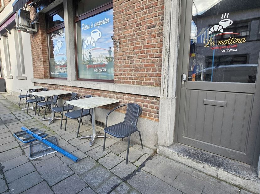 A coté de la place de Boussu, fond de commerce d'une sandwicherie. <br />
Actuellement, celui-ci tourne très bien. 16 Places assises en intérieur et p