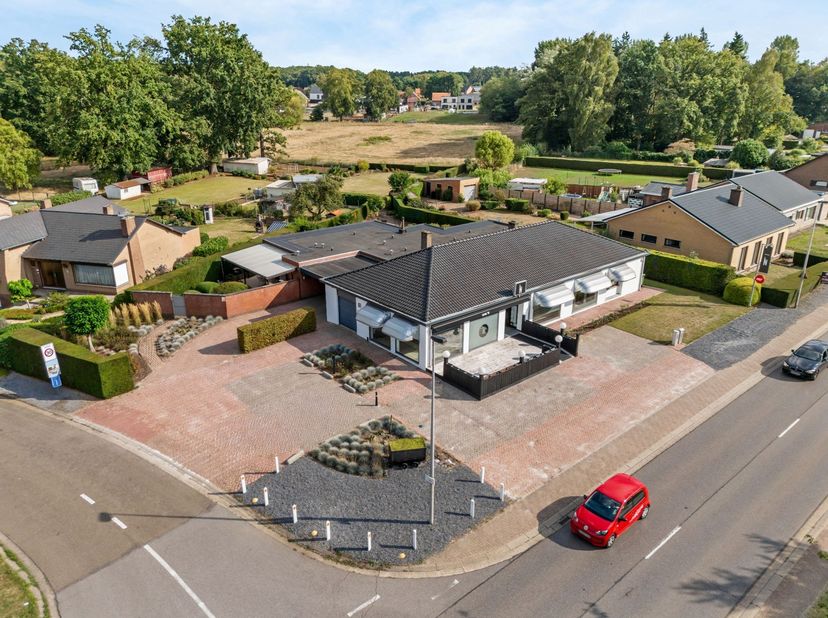 Op zoek naar een investering met tal van mogelijkheden? Dit veelzijdige opbrengsteigendom combineert een uitstekende zichtlocatie met een ruime handel