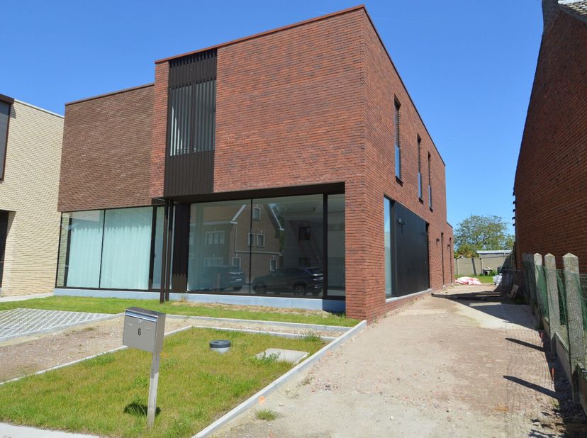 Deze prachtige nieuwbouwwoning in Gullegem is gelegen op een gunstige locatie nabij het centrum, winkels, belangrijke invalswegen, etc...<br />
Ruime