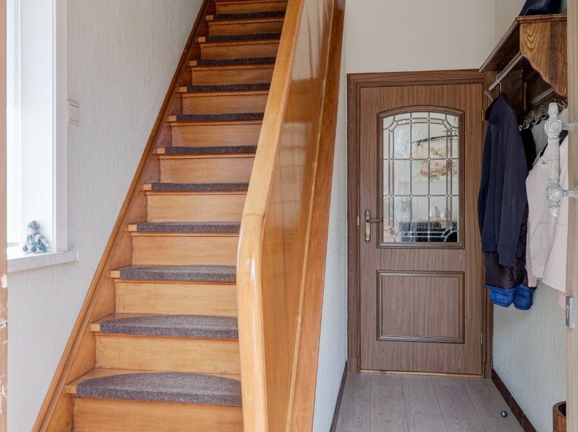Gezellige, zeer degelijk onderhouden woning op een toplocatie dicht bij winkels, supermarkten, scholen, openbaar vervoer en wandel - &amp; fietsroutes. De