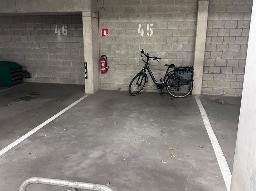 Deze ondergrondse autostaanplaats is gelegen op de -1 van 'Residentie Greenfield'.<br />
Op fietsafstand van het centrum van Hasselt met al haar faci