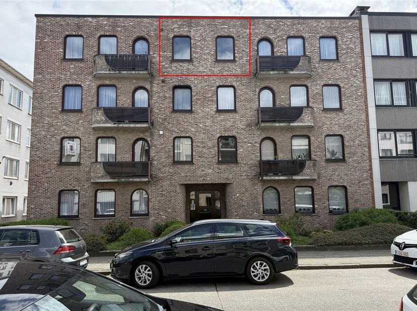 Aangename studio met 1 slaapkamer en garagebox<br />
Locatie:<br />
Het appartement is vlot bereikbaar gelegen en bevindt zich nabij de ring en het ce