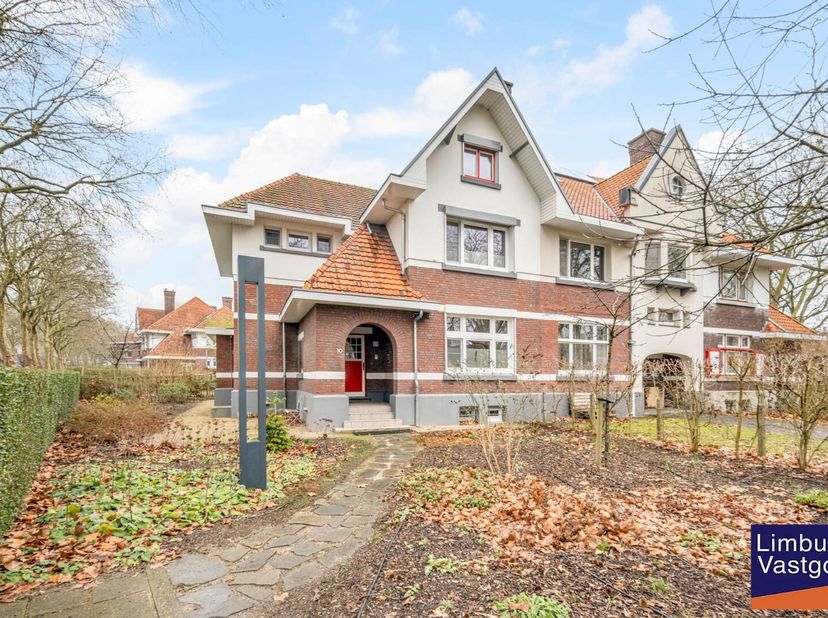 Rustig gelegen eengezinswoning momenteel volledig ingerichte groepspraktijk.<br />
Het gebouw betreft een halfopen, karaktervolle voormalige ingenieur