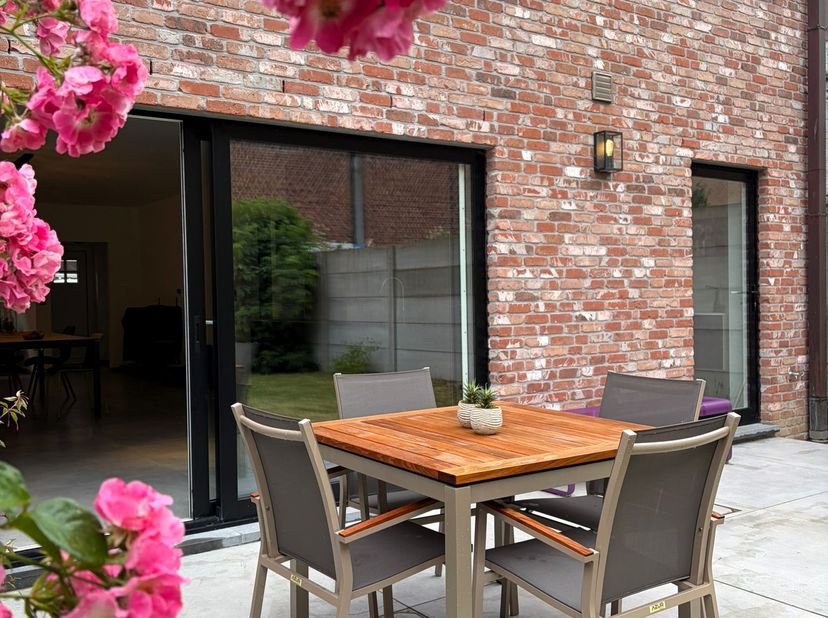 Maison de ville entièrement rénovée à vendre en plein centre de Mouscron.<br />
<br />
Découvrez ce petit bijou au cœur de Mouscron : une superbe mais