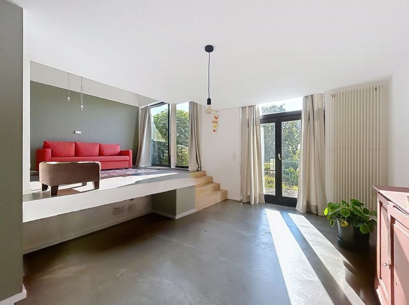 DESCRIPTION<br />
Le revêtement de sol de toute la maison est en béton ciré.<br />
Rez de chaussée<br />
- Cuisine équipée de 19 m²<br />
- Salle à ma
