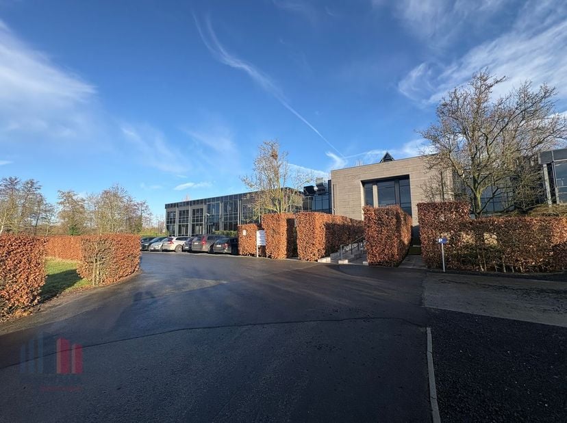 Fantastisch gelegen all-in kantoren met een oppervlakte van 206 m² te huur. Het gebouw is strategisch gelegen vlak naast de op- en afrit van de E40 (D