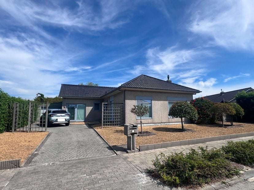 Deze residentieel gelegen VILLA met 3 SLAAPKAMERS en GARAGE is&amp;nbsp;ingeplant op een perceel van 572m2. Deze tijdloze laagbouwvilla, omringd door een