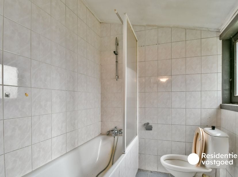 Opzoek naar een renovatieproject om uw eigen stempel op te kunnen drukken? Dan is deze woning in de Poperbosstraat 14 te Torhout een unieke kans! Gele