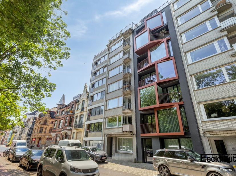 Dit energizuinige appartement bevindt zich nabij het Leopoldpark te Oostende, op enkele passen van het strand, de Winkelstraat, bus- en tramhaltes, re