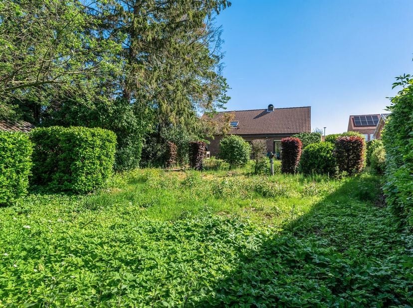 Te renoveren woning met 3 slaapkamers op 1.380m²<br />
Ligging<br />
De woning is rustig gelegen in een verkeersluwe straat. Winkels, scholen en ander