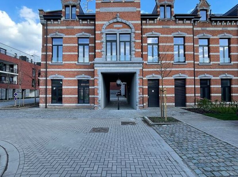 APP. SITUÉ AU CALME AVEC 2 CH. AVEC 2 CHAMBRES, TERRASSE + PARKING<br />
Ce bel appartement est situé dans une résidence très calme dans la commune de